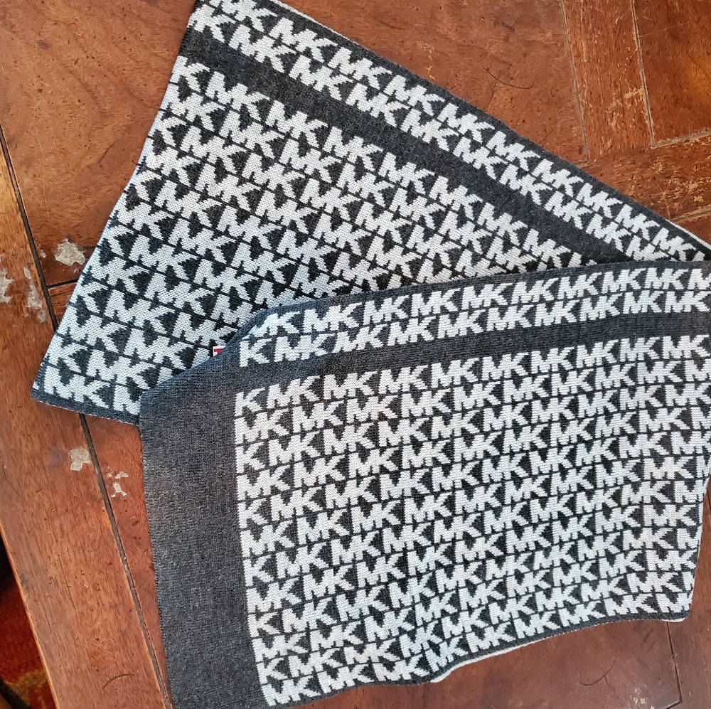 Michael Kros Scarf